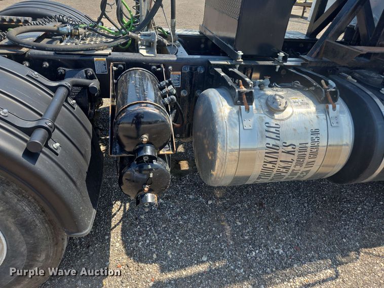 image for item DU7776 2016 Peterbilt 367 semi truck