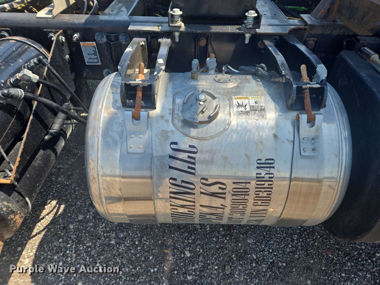 image for item DU7776 2016 Peterbilt 367 semi truck