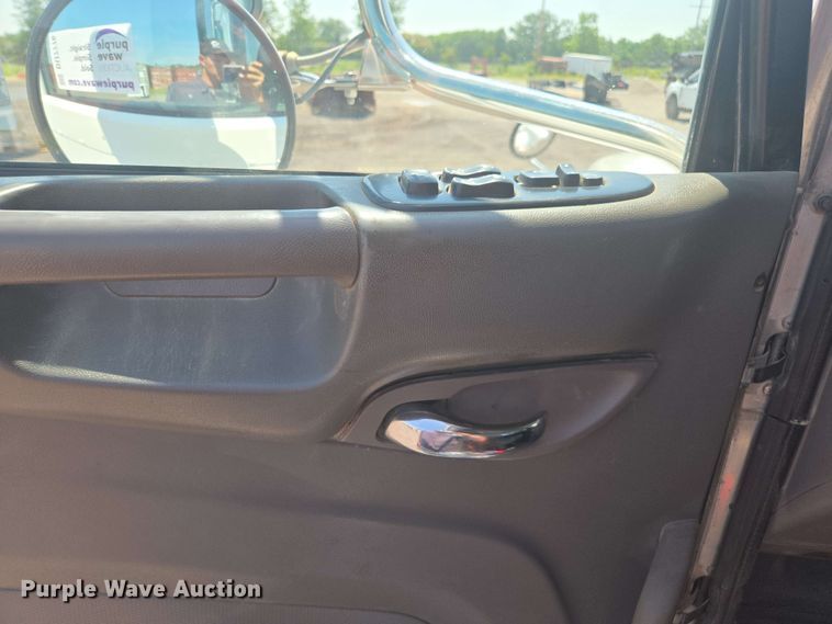 image for item DU7776 2016 Peterbilt 367 semi truck