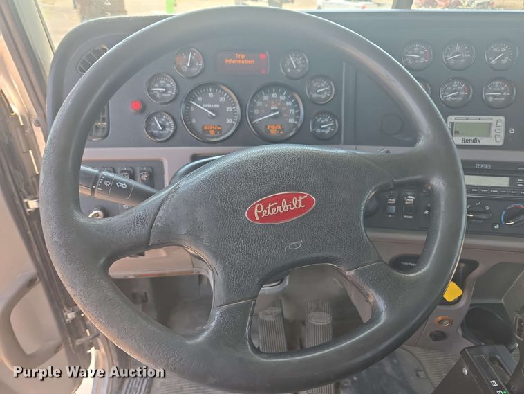 image for item DU7776 2016 Peterbilt 367 semi truck