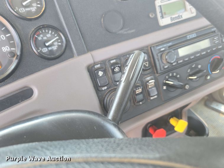 image for item DU7776 2016 Peterbilt 367 semi truck