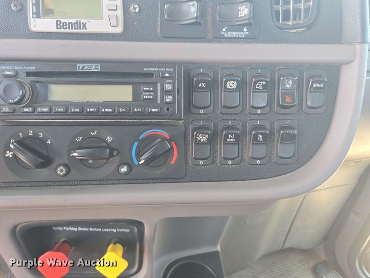 image for item DU7776 2016 Peterbilt 367 semi truck