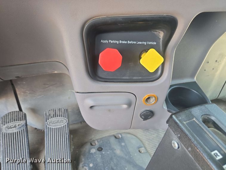 image for item DU7776 2016 Peterbilt 367 semi truck