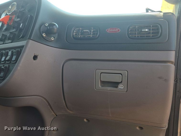 image for item DU7776 2016 Peterbilt 367 semi truck