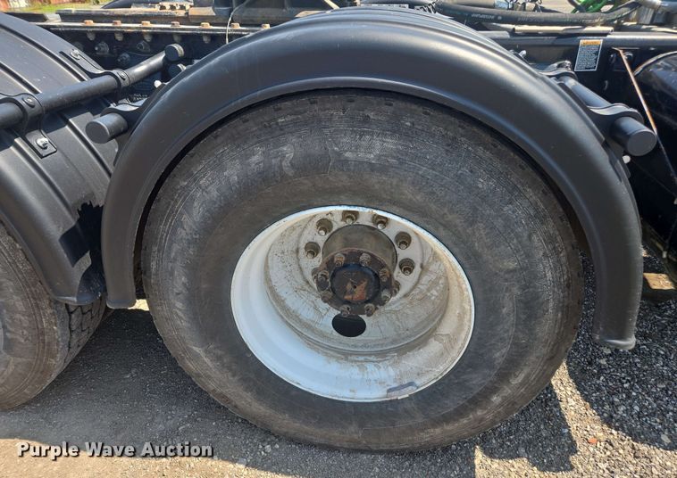 image for item DU7776 2016 Peterbilt 367 semi truck