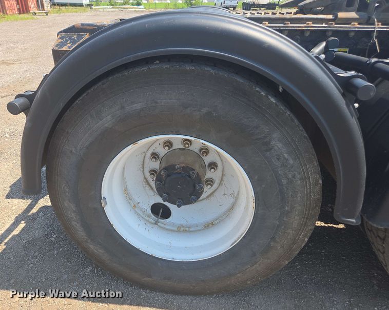 image for item DU7776 2016 Peterbilt 367 semi truck