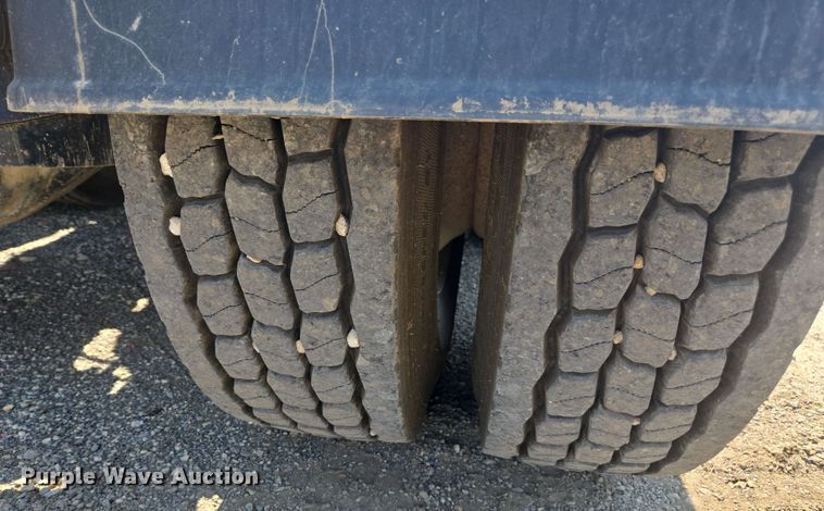 image for item DU7776 2016 Peterbilt 367 semi truck