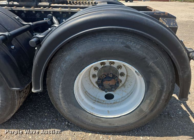 image for item DU7776 2016 Peterbilt 367 semi truck