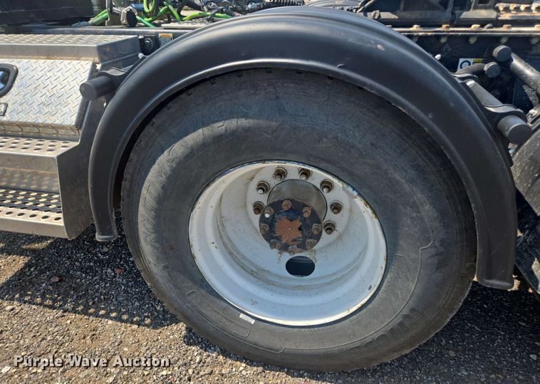 image for item DU7776 2016 Peterbilt 367 semi truck