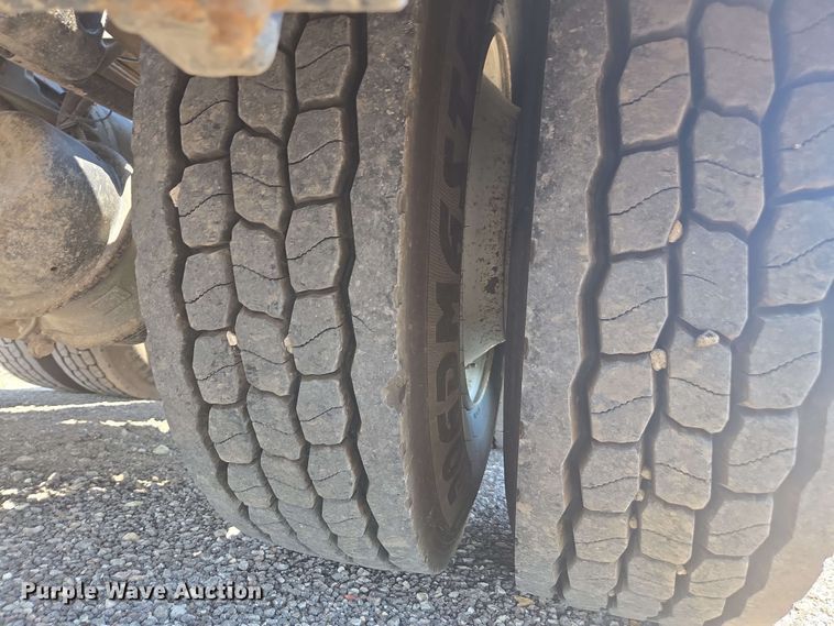 image for item DU7776 2016 Peterbilt 367 semi truck