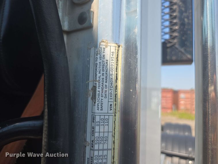 image for item DU7776 2016 Peterbilt 367 semi truck