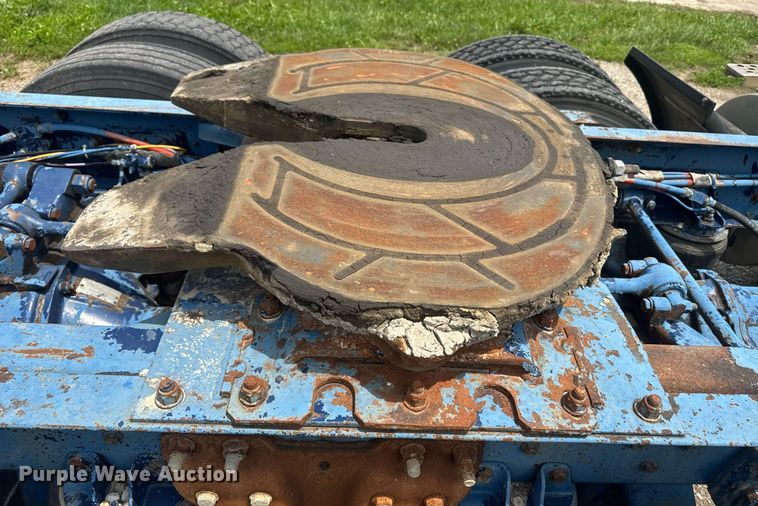 image for item DU7797 1989 Kenworth K100E semi truck