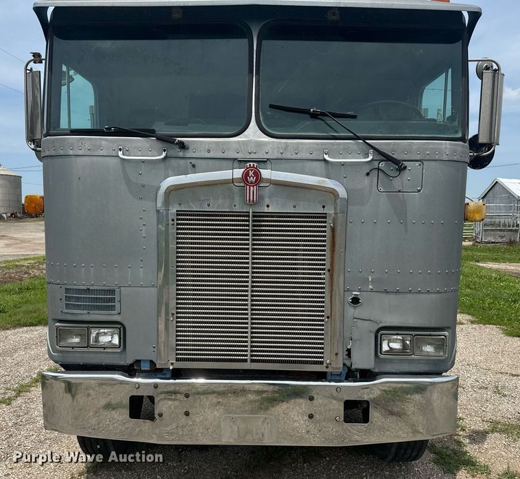 image for item DU7797 1989 Kenworth K100E semi truck