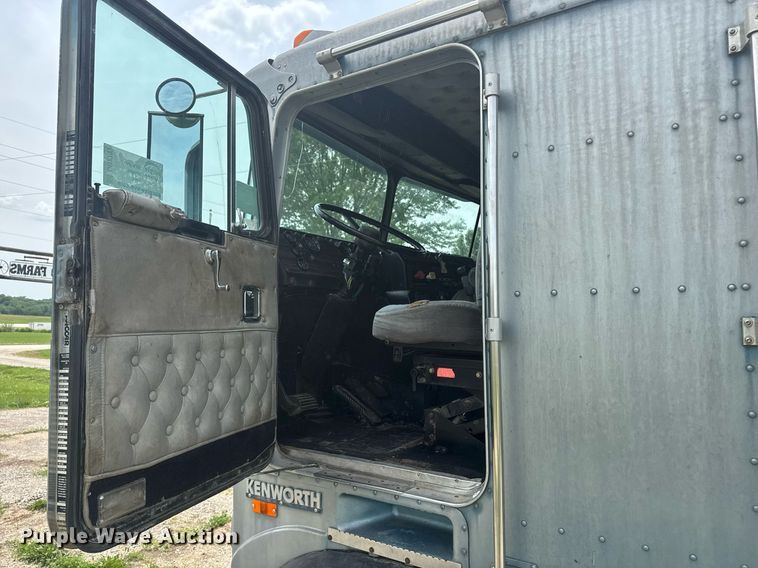 image for item DU7797 1989 Kenworth K100E semi truck