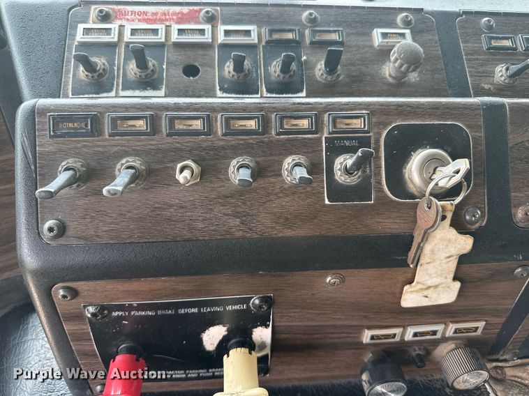 image for item DU7797 1989 Kenworth K100E semi truck