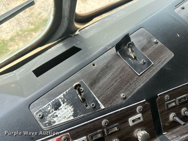 image for item DU7797 1989 Kenworth K100E semi truck