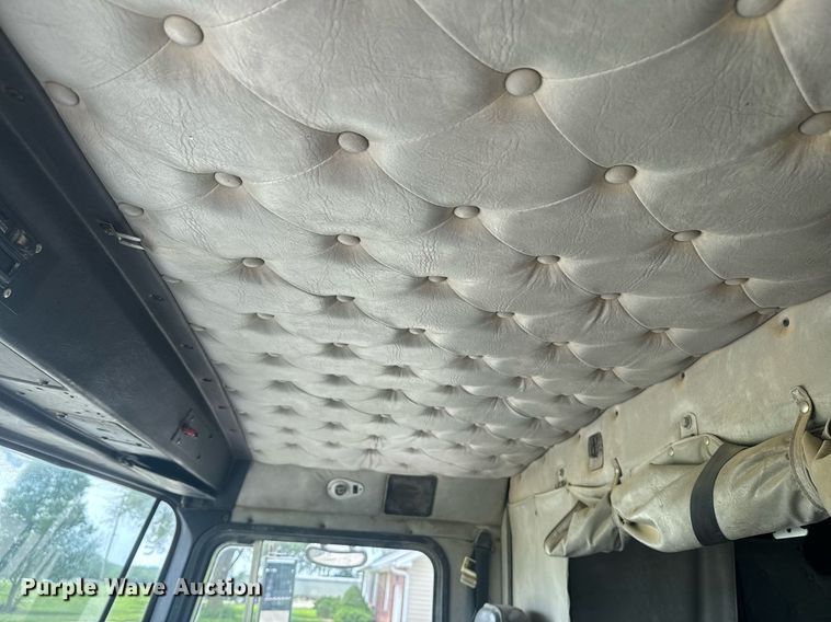 image for item DU7797 1989 Kenworth K100E semi truck