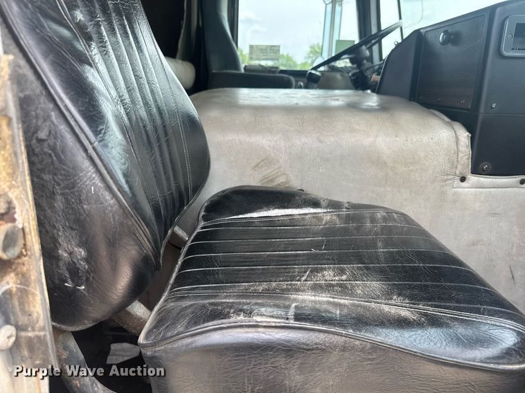 image for item DU7797 1989 Kenworth K100E semi truck