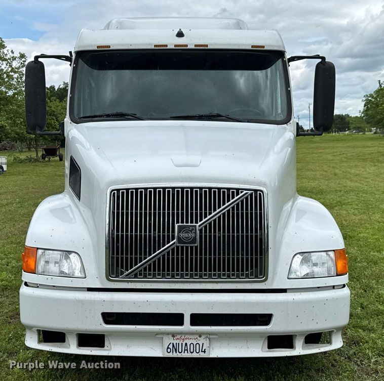 image for item DU9764 1999 Volvo VNL flatbed truck