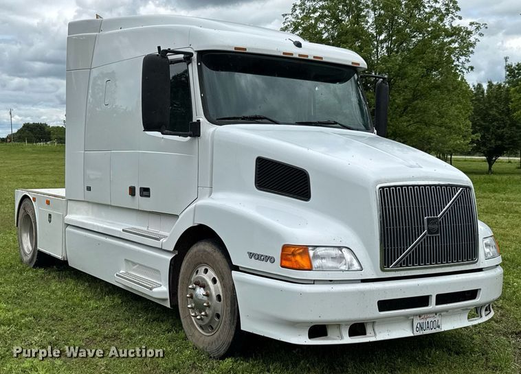 image for item DU9764 1999 Volvo VNL flatbed truck