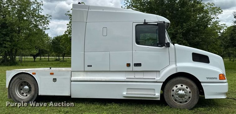 image for item DU9764 1999 Volvo VNL flatbed truck