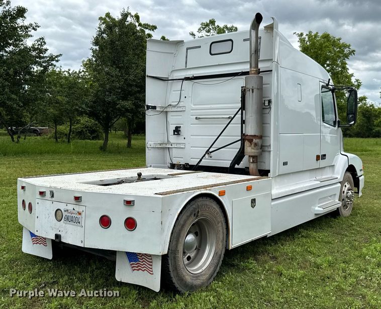 image for item DU9764 1999 Volvo VNL flatbed truck