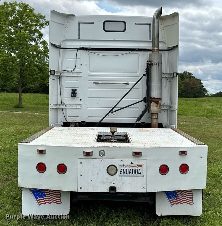 image for item DU9764 1999 Volvo VNL flatbed truck