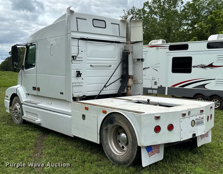 image for item DU9764 1999 Volvo VNL flatbed truck