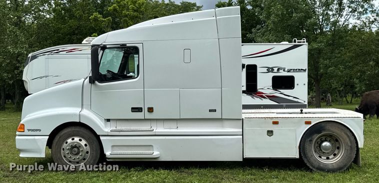 image for item DU9764 1999 Volvo VNL flatbed truck