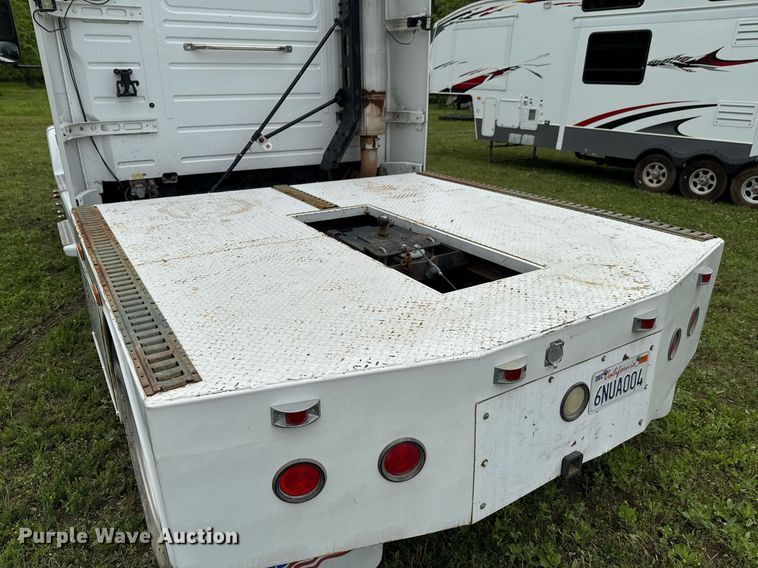 image for item DU9764 1999 Volvo VNL flatbed truck