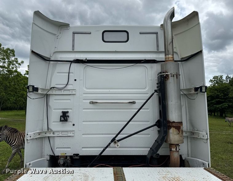 image for item DU9764 1999 Volvo VNL flatbed truck