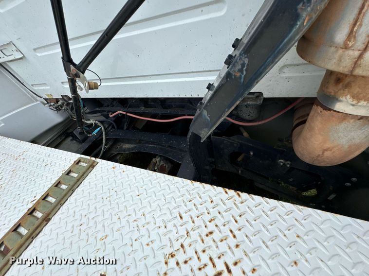 image for item DU9764 1999 Volvo VNL flatbed truck