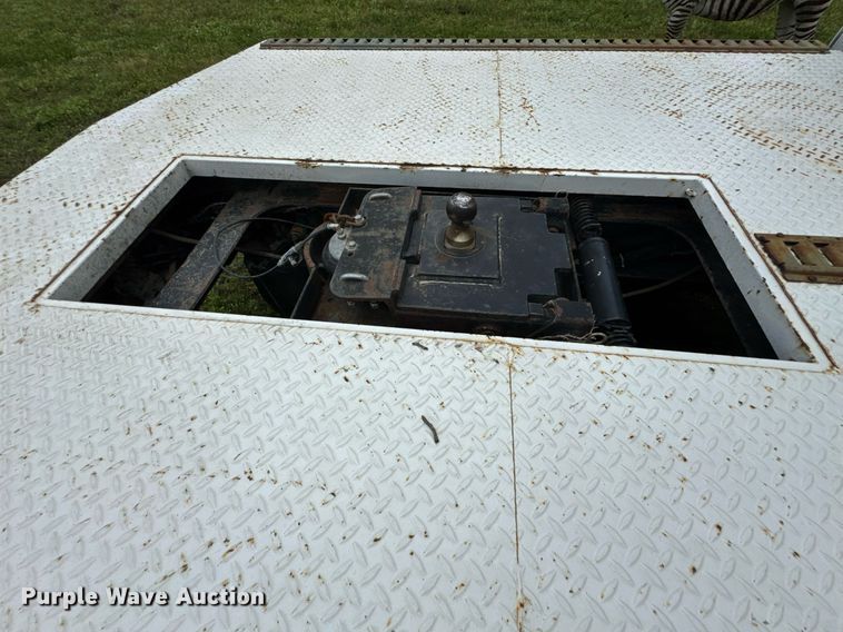 image for item DU9764 1999 Volvo VNL flatbed truck