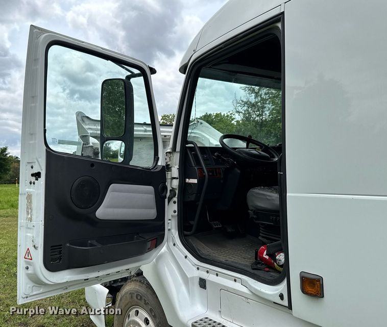 image for item DU9764 1999 Volvo VNL flatbed truck