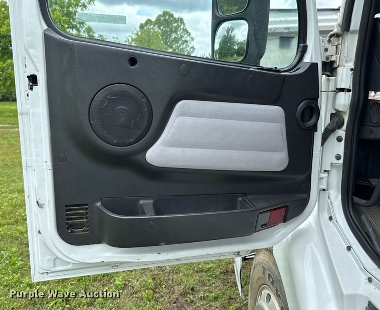 image for item DU9764 1999 Volvo VNL flatbed truck