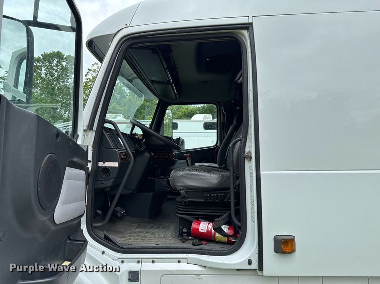 image for item DU9764 1999 Volvo VNL flatbed truck