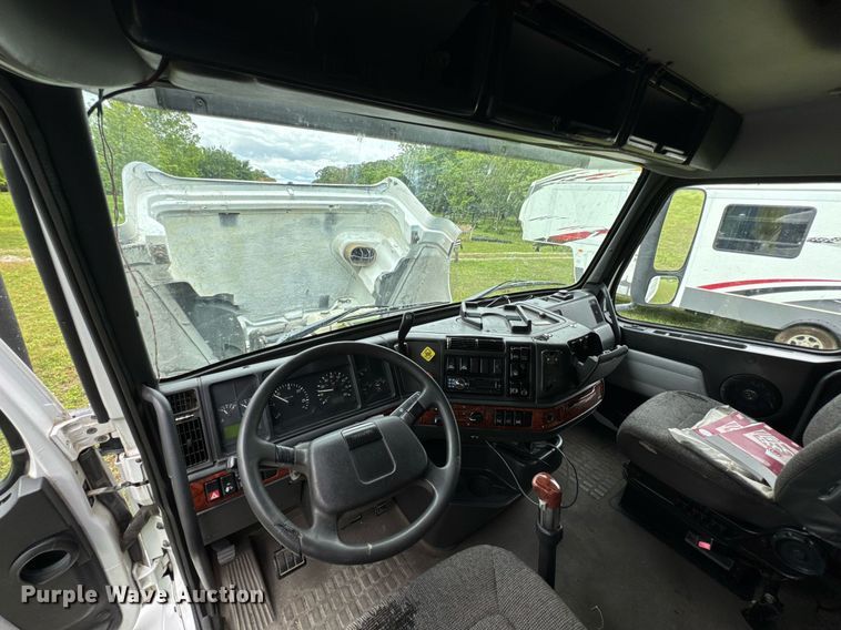 image for item DU9764 1999 Volvo VNL flatbed truck