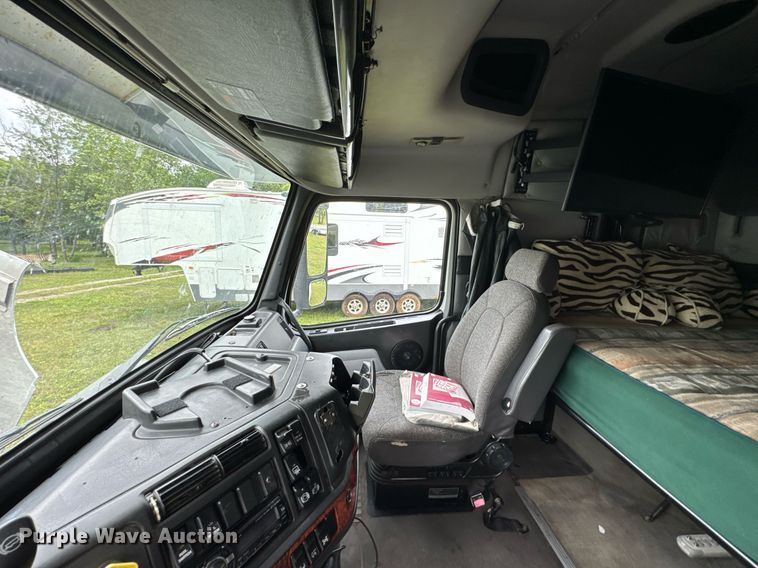 image for item DU9764 1999 Volvo VNL flatbed truck