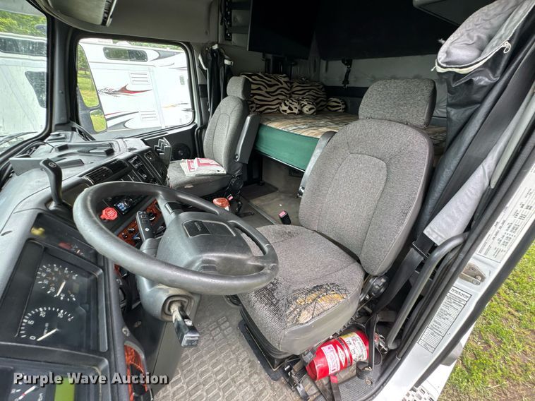 image for item DU9764 1999 Volvo VNL flatbed truck