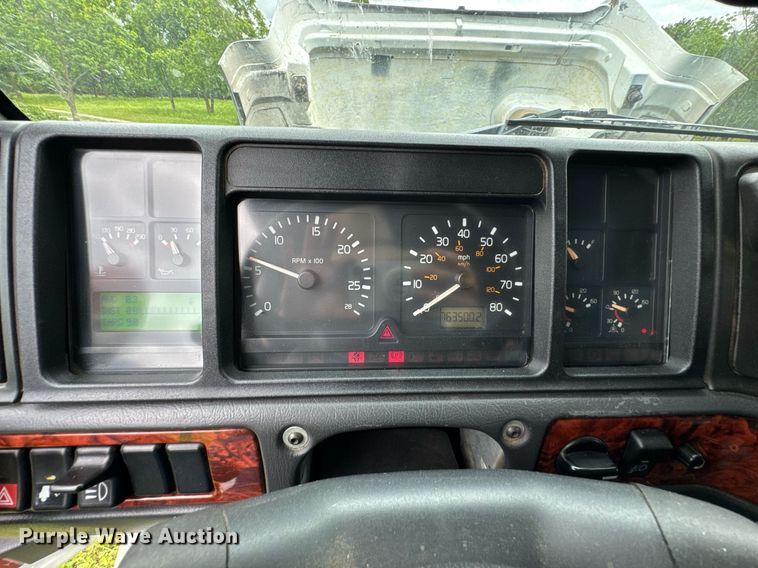 image for item DU9764 1999 Volvo VNL flatbed truck