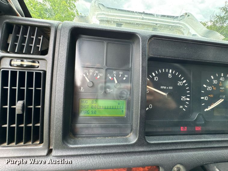 image for item DU9764 1999 Volvo VNL flatbed truck