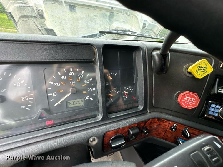 image for item DU9764 1999 Volvo VNL flatbed truck