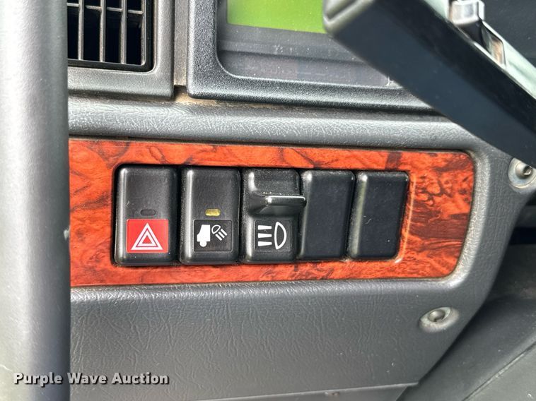 image for item DU9764 1999 Volvo VNL flatbed truck