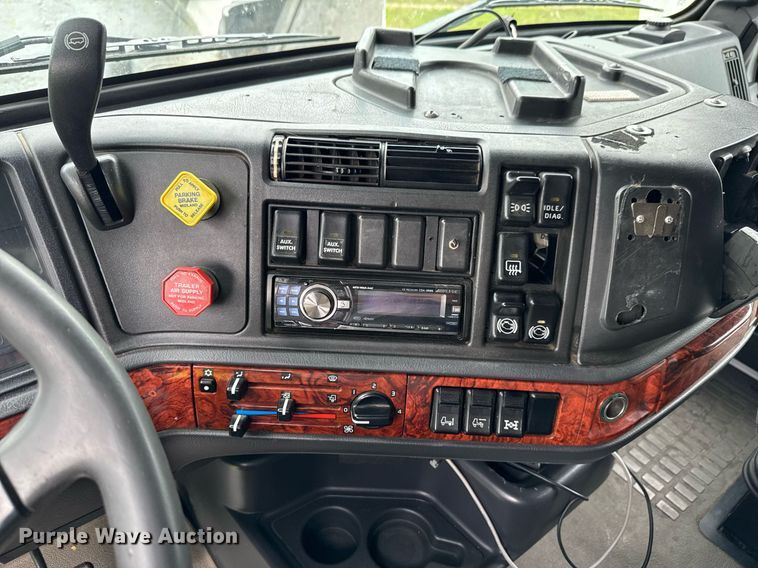 image for item DU9764 1999 Volvo VNL flatbed truck