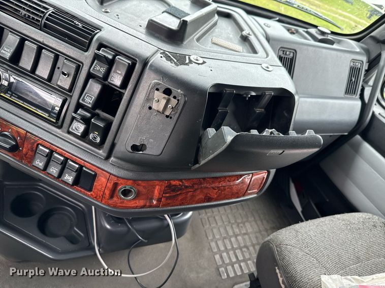 image for item DU9764 1999 Volvo VNL flatbed truck