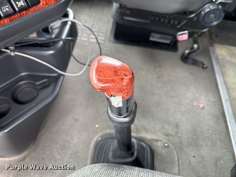 image for item DU9764 1999 Volvo VNL flatbed truck