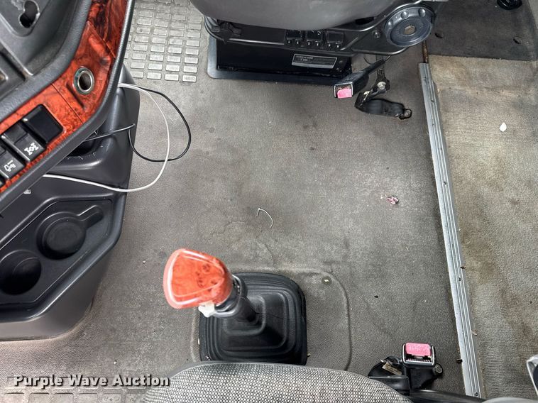 image for item DU9764 1999 Volvo VNL flatbed truck