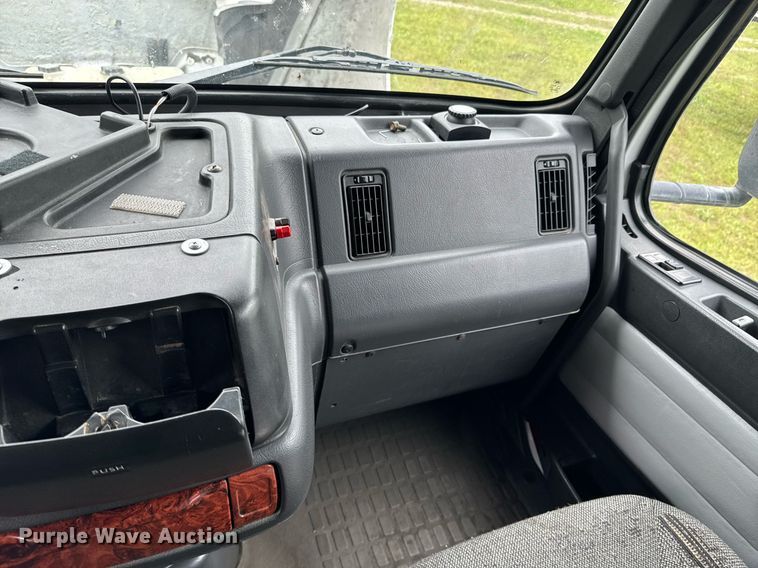 image for item DU9764 1999 Volvo VNL flatbed truck