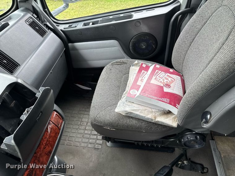 image for item DU9764 1999 Volvo VNL flatbed truck