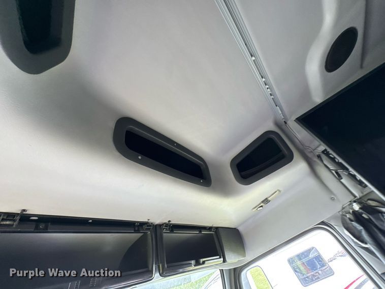 image for item DU9764 1999 Volvo VNL flatbed truck